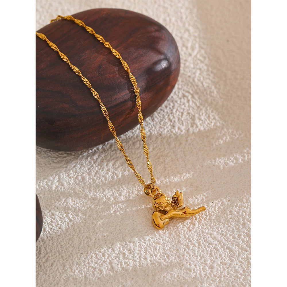Heart geometric necklace in gold-plated stainless steel.