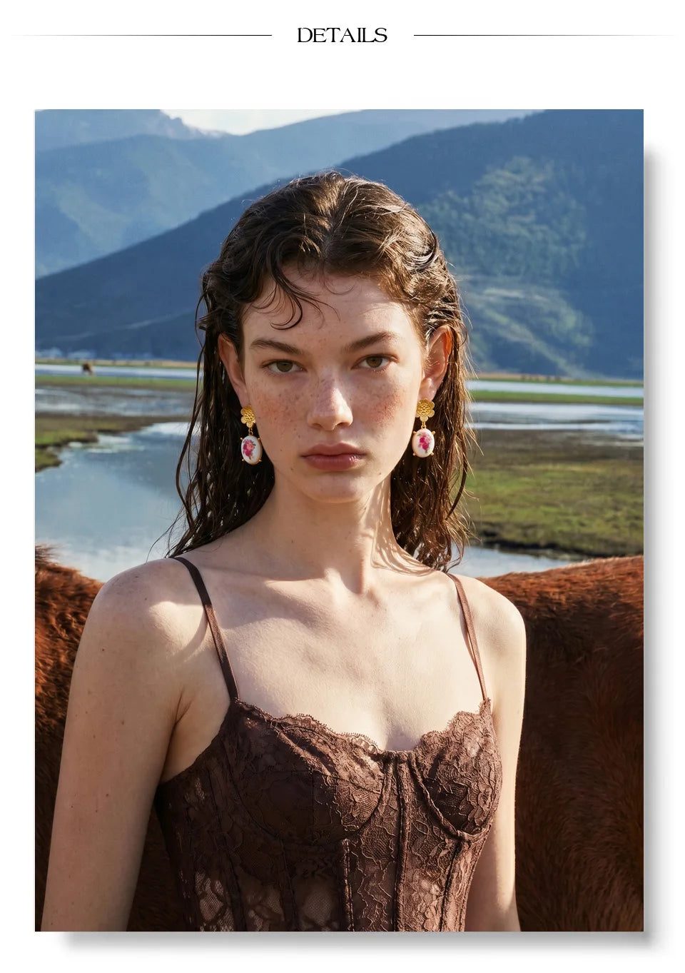 Resin flower earrings in gold-plated stainless steel with resin.