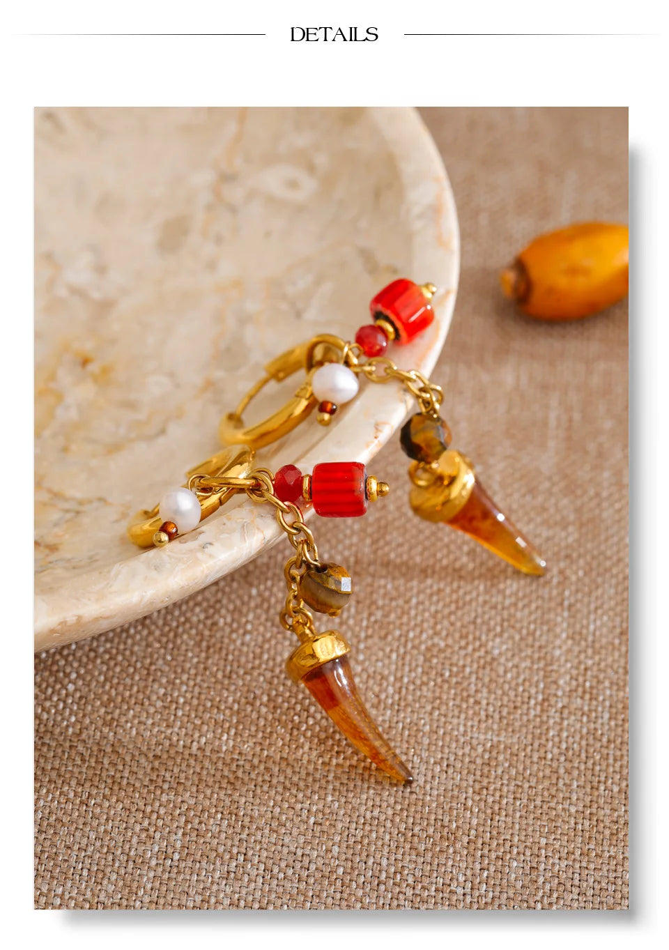 Resin geometric earrings in gold-plated stainless steel with resin.