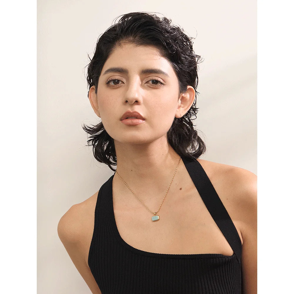 Natural stone geometric necklace in gold-plated stainless steel with natural stone.