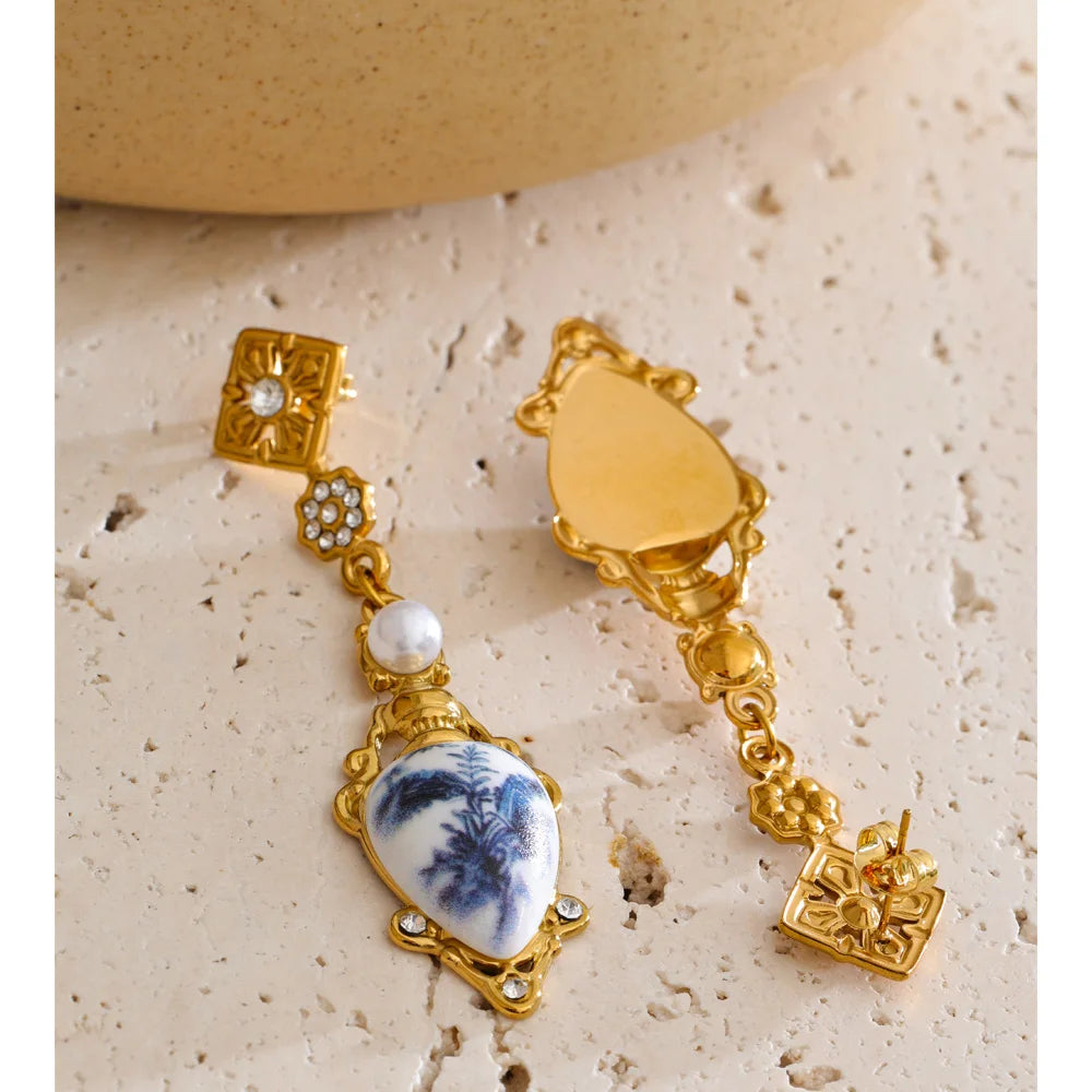 Resin flower geometric earrings in gold-plated stainless steel with resin.