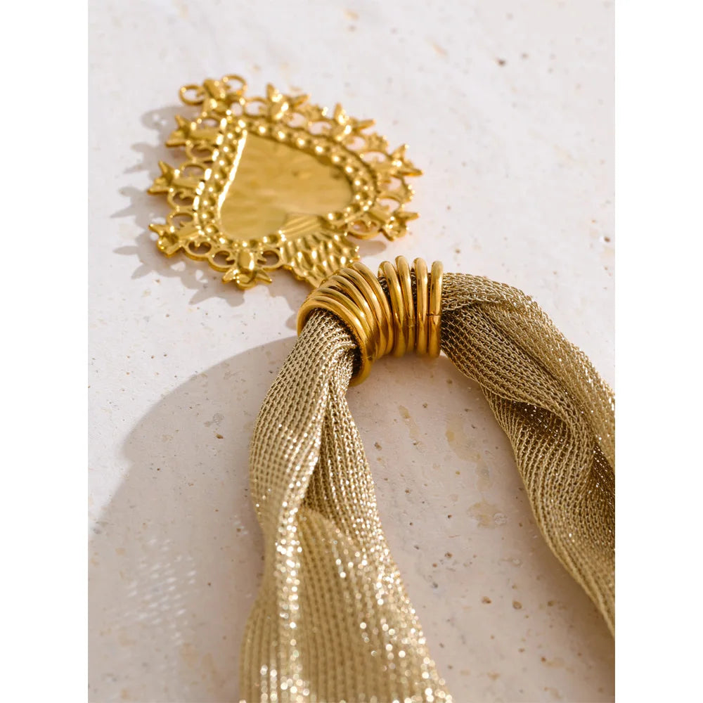 Heart chain necklace in gold-plated stainless steel.