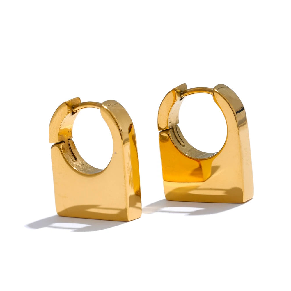 Geometric earrings in gold-plated stainless steel.