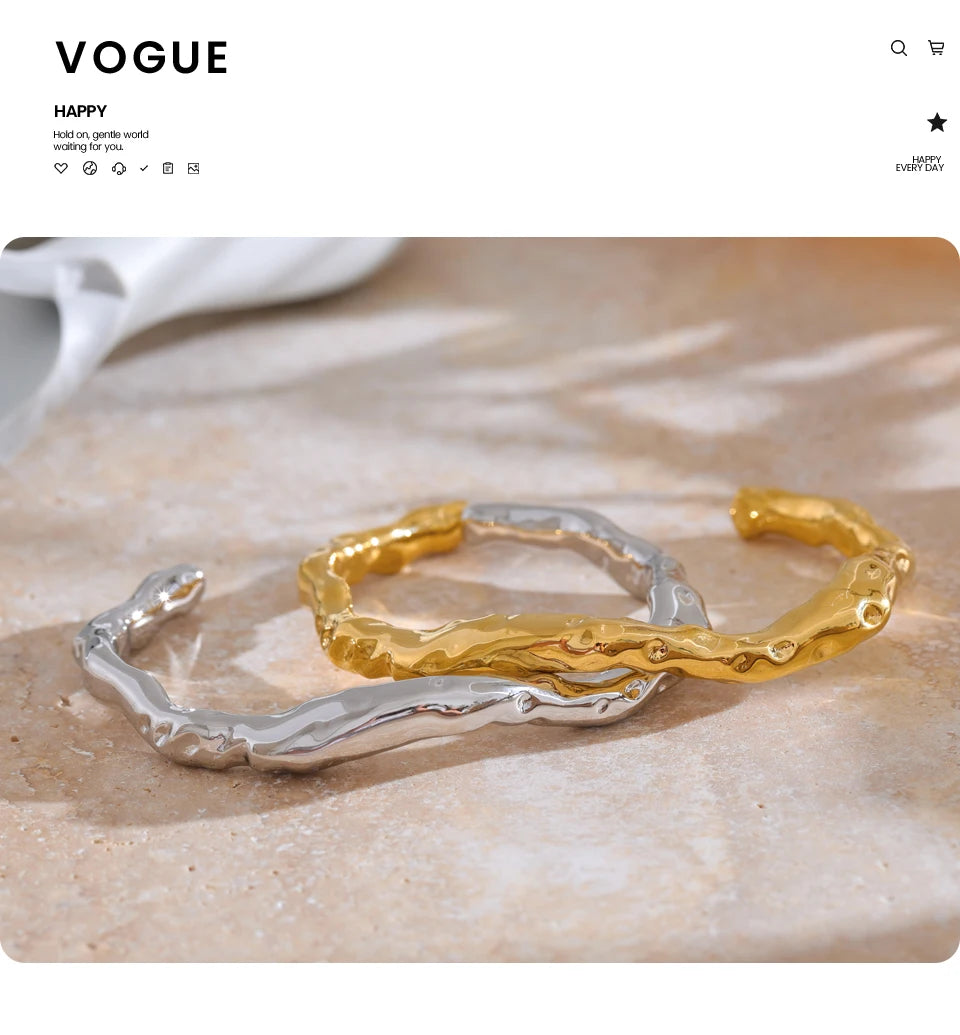 Hammered minimalist geometric bracelet in gold-plated stainless steel.