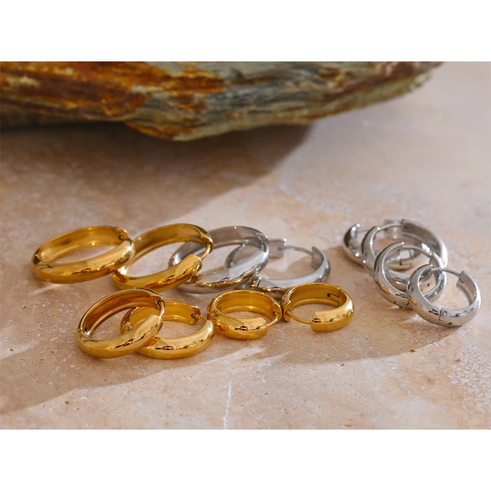 Geometric earrings in gold-plated stainless steel.