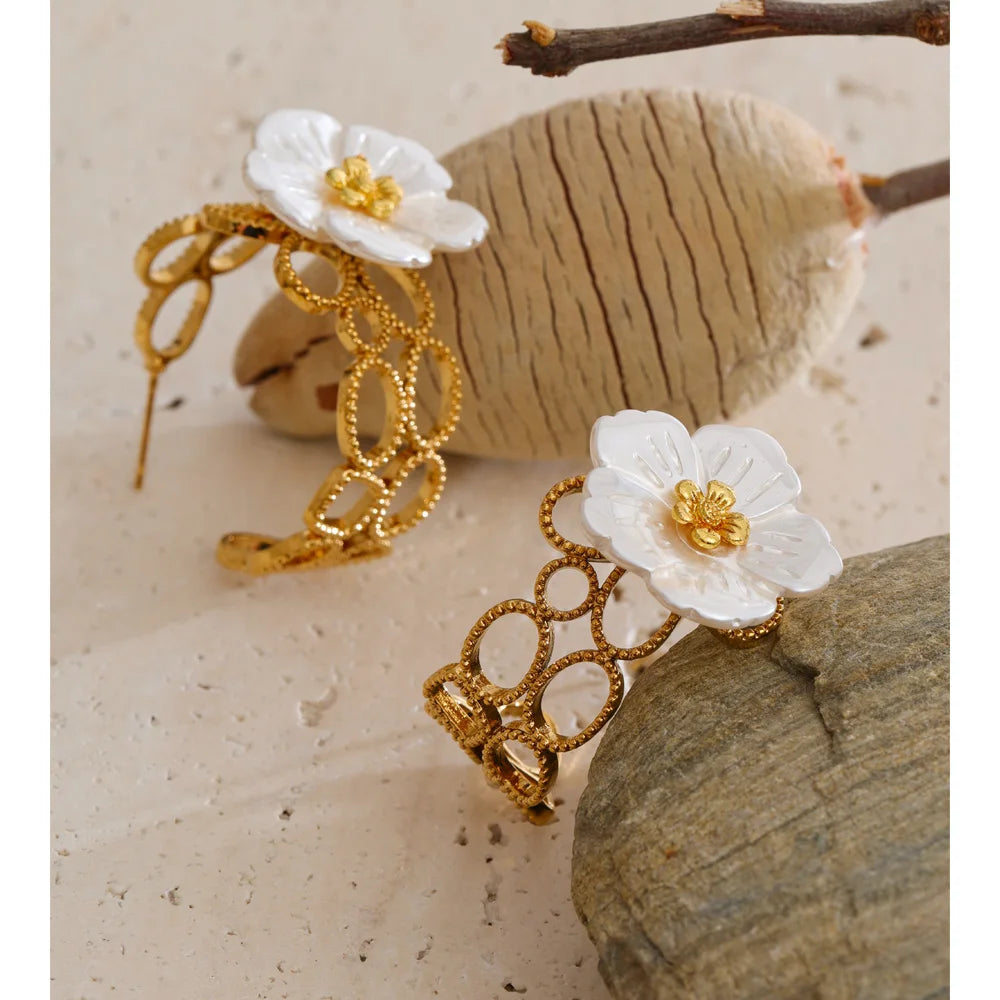 Resin flower earrings in gold-plated stainless steel with resin.