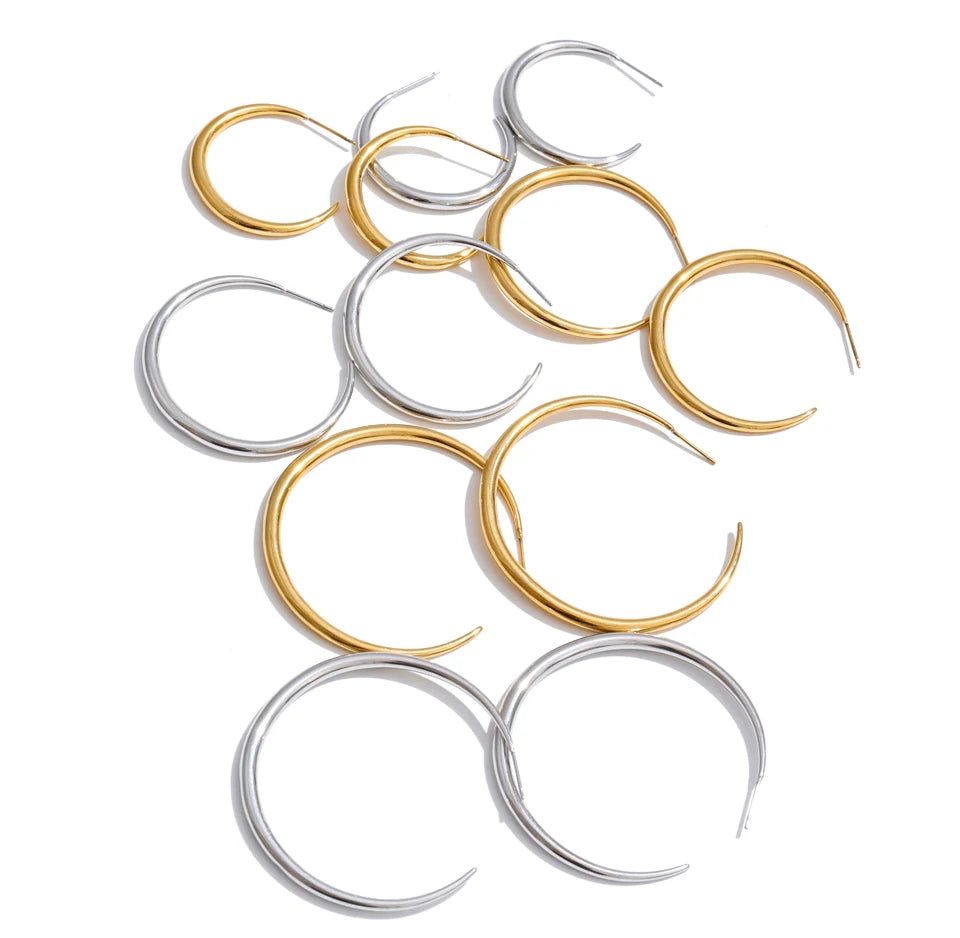 Geometric earrings in gold-plated stainless steel.