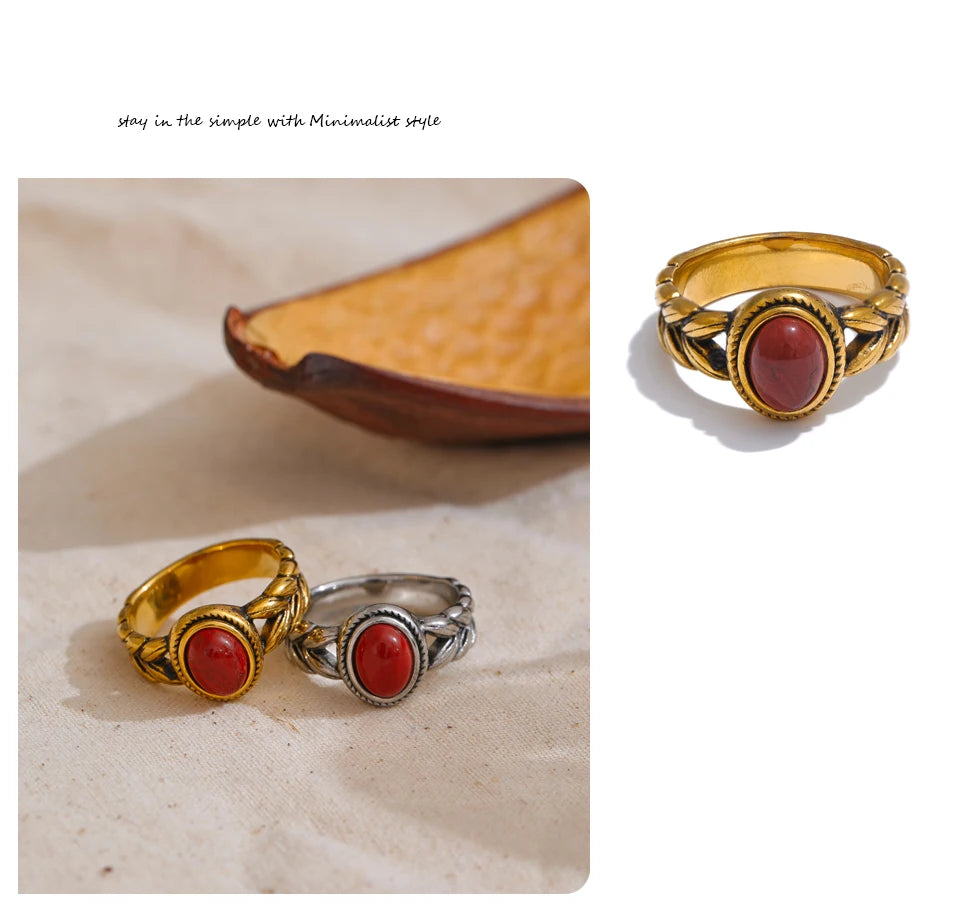Black natural stone vintage ring in 18K gold-plated stainless steel with natural stone.