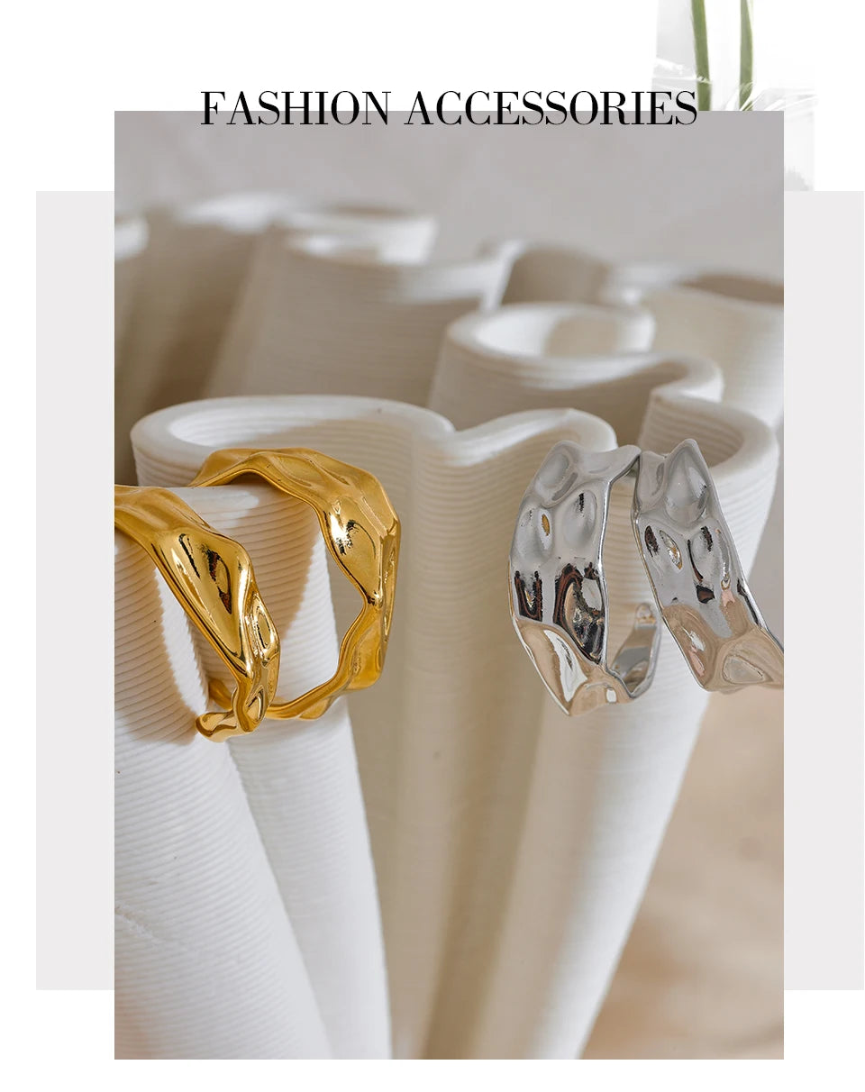 Geometric earrings in gold-plated 316L stainless steel.