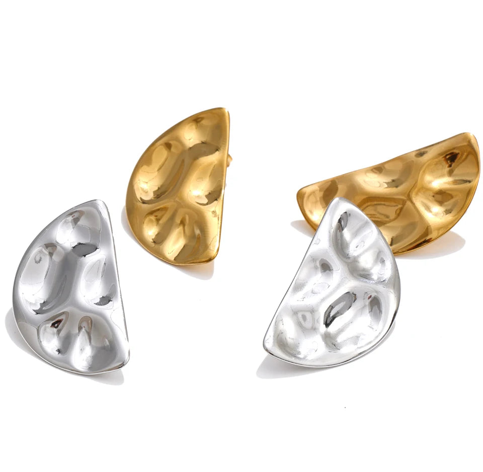 Hammered geometric earrings in gold-plated stainless steel.