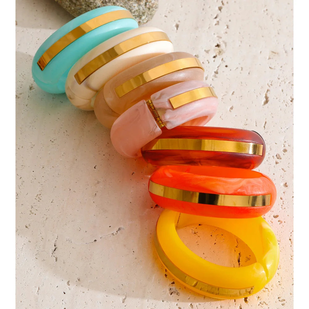 Resin acrylic geometric bracelet in gold-plated stainless steel with resin and acrylic.