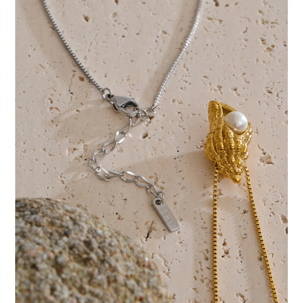 Pearl shell geometric necklace in gold-plated stainless steel with pearl and shell.