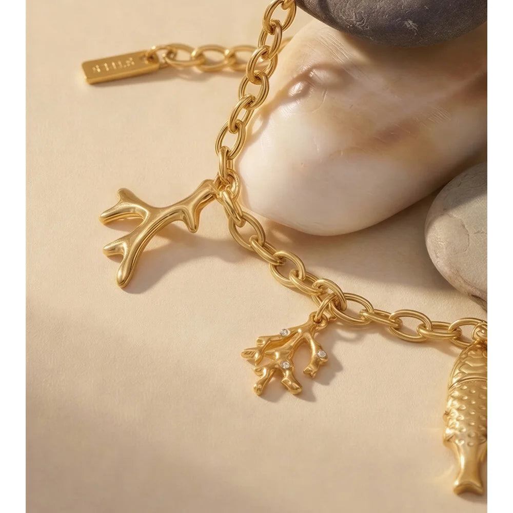 Shell geometric chain necklace in gold-plated stainless steel with shell.