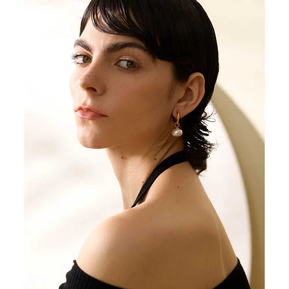 Pearl geometric earrings in gold-plated stainless steel with pearl.