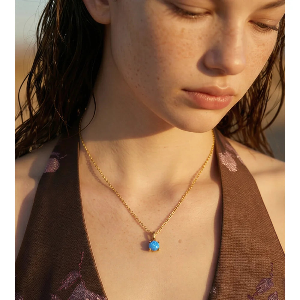 Natural stone geometric necklace in gold-plated stainless steel with natural stone.