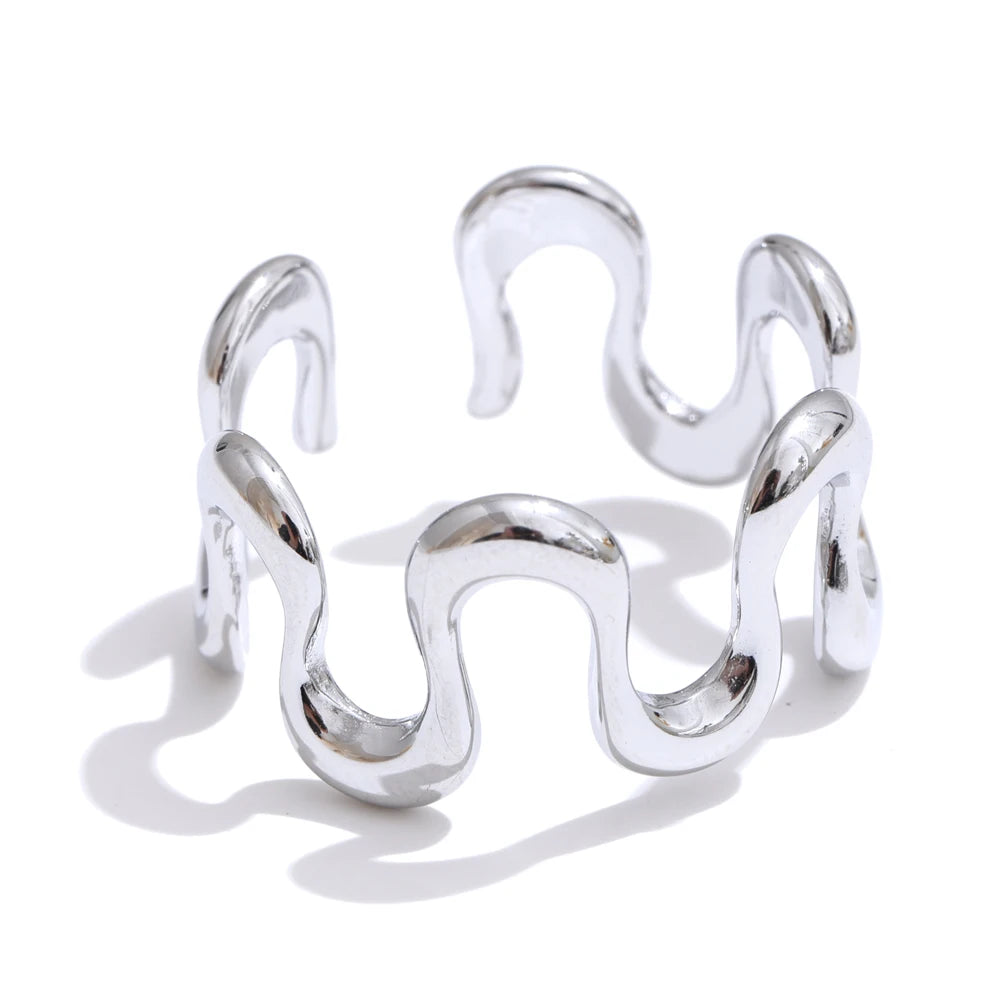 Minimalist geometric ring in gold-plated stainless steel.