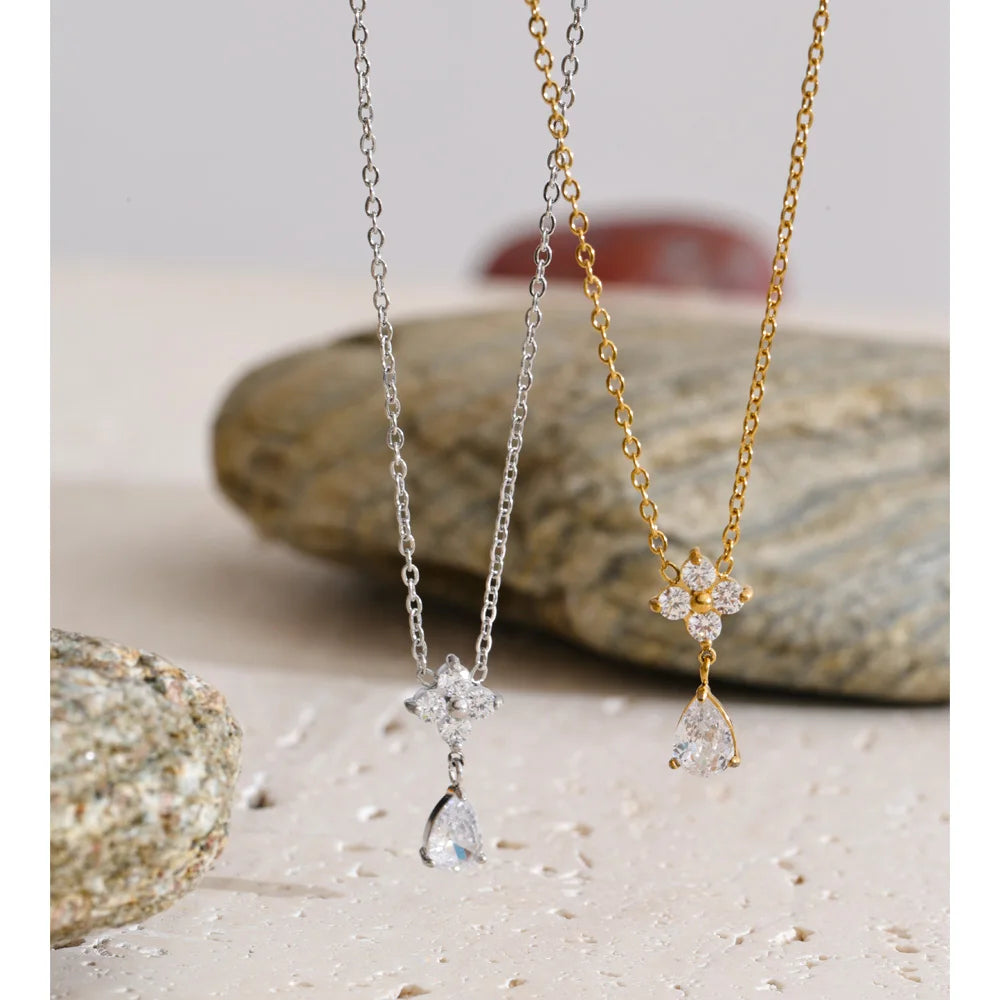 Cubic zirconia flower necklace in gold-plated stainless steel with cubic zirconia.