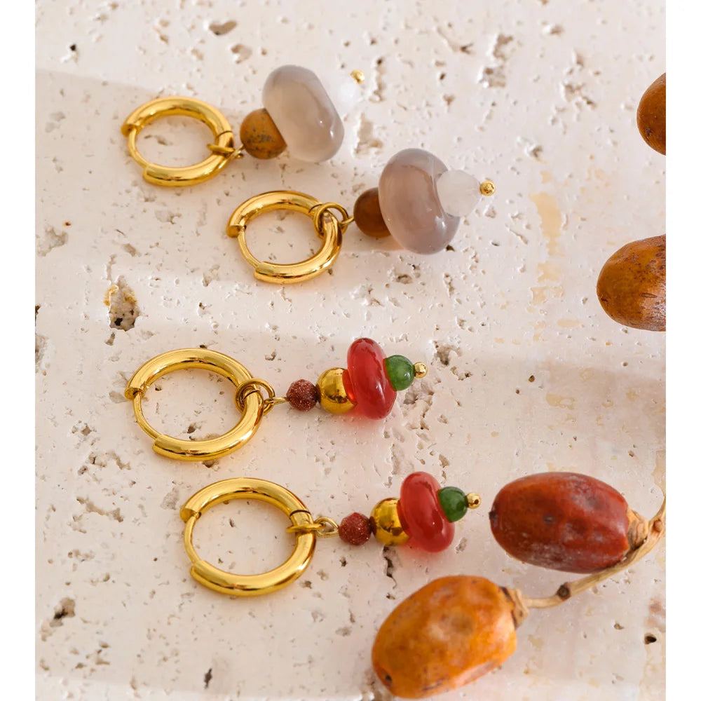 Natural stone geometric earrings in gold-plated stainless steel with natural stone.