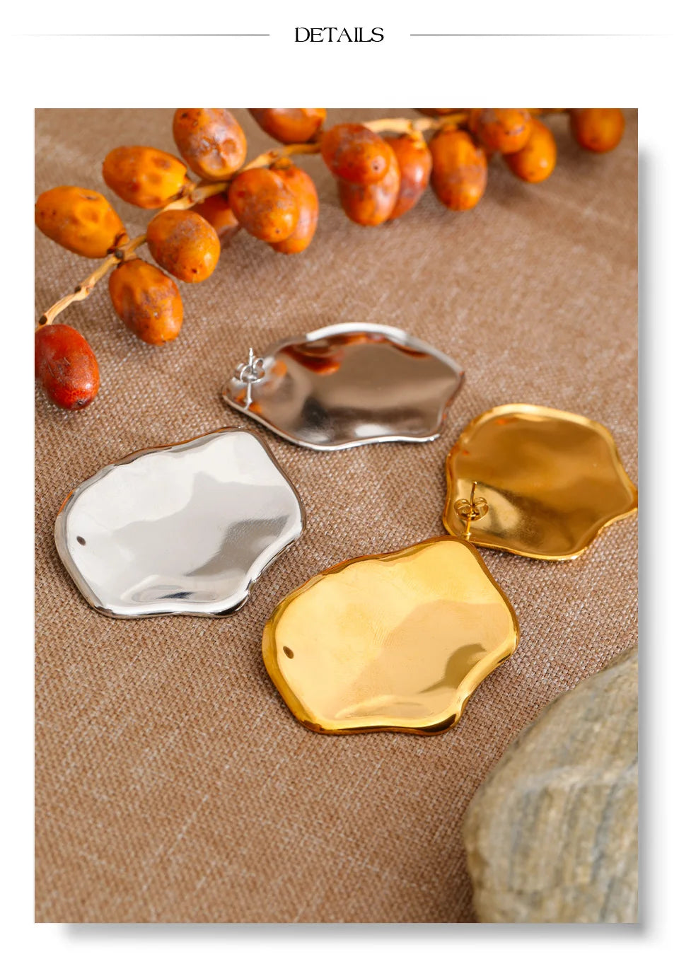Geometric earrings in gold-plated stainless steel.