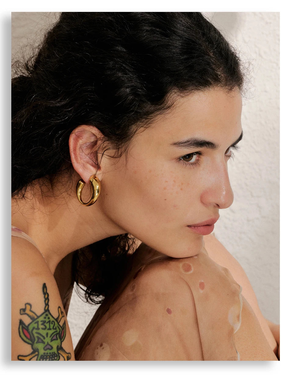 Minimalist geometric earrings in gold-plated stainless steel.