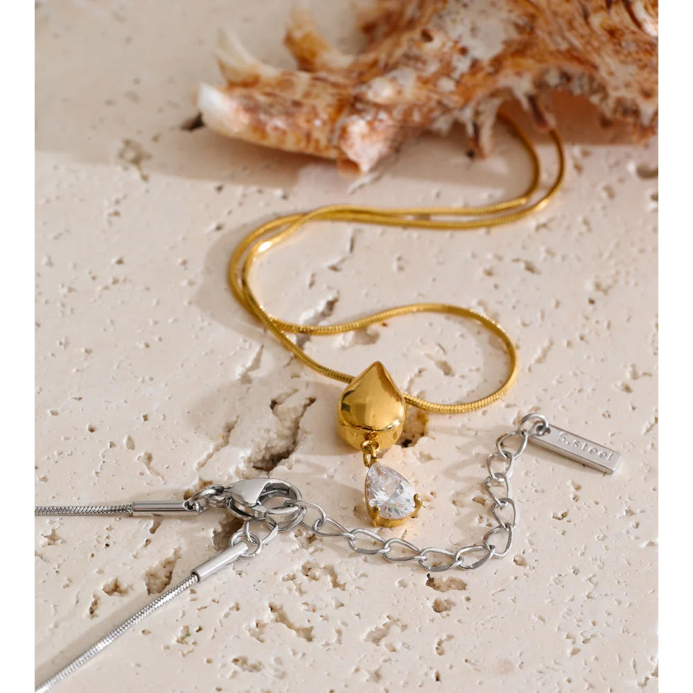 Cubic zirconia geometric necklace in gold-plated stainless steel with cubic zirconia.