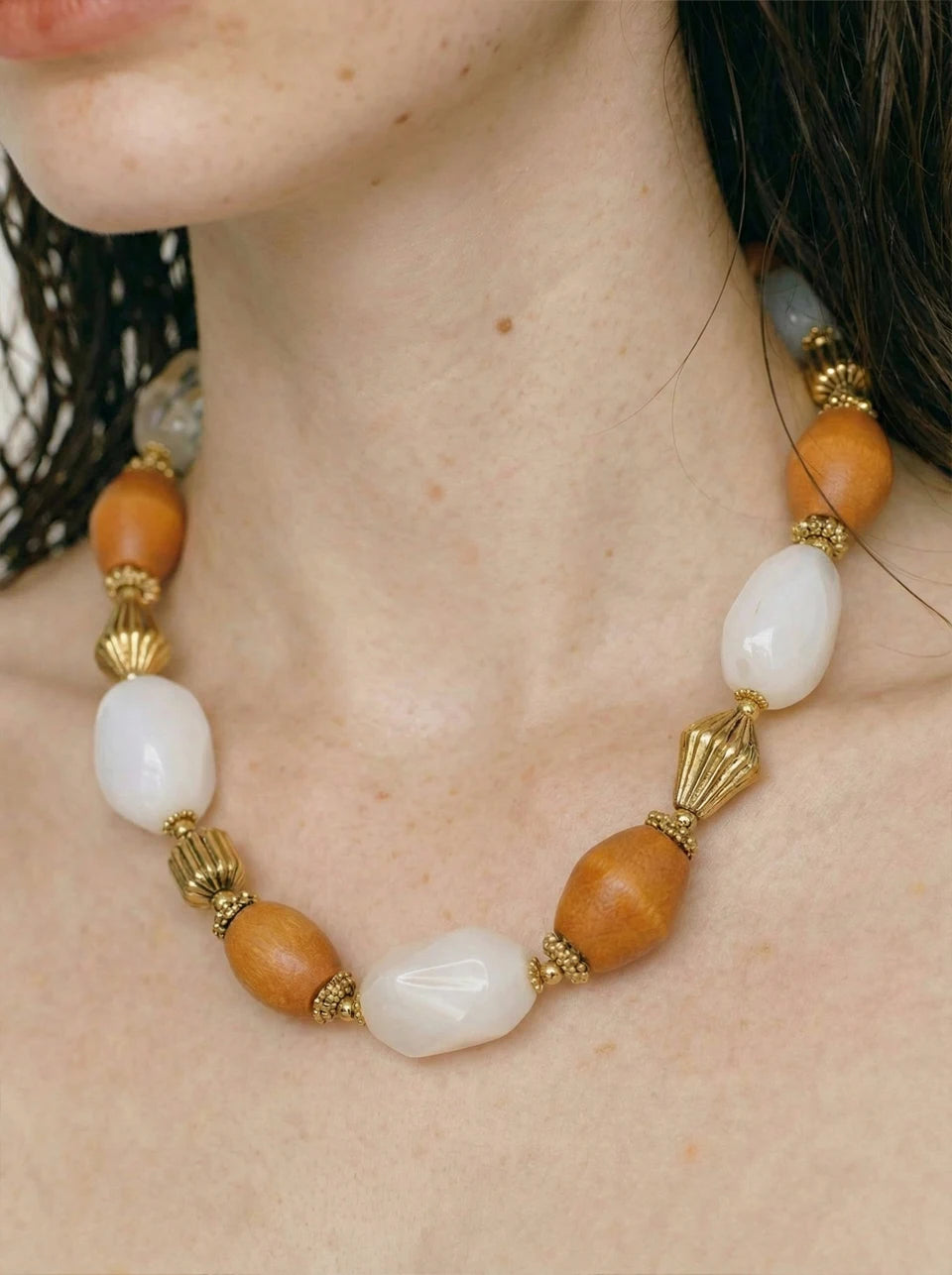 Resin beaded geometric necklace in gold-plated stainless steel with resin.