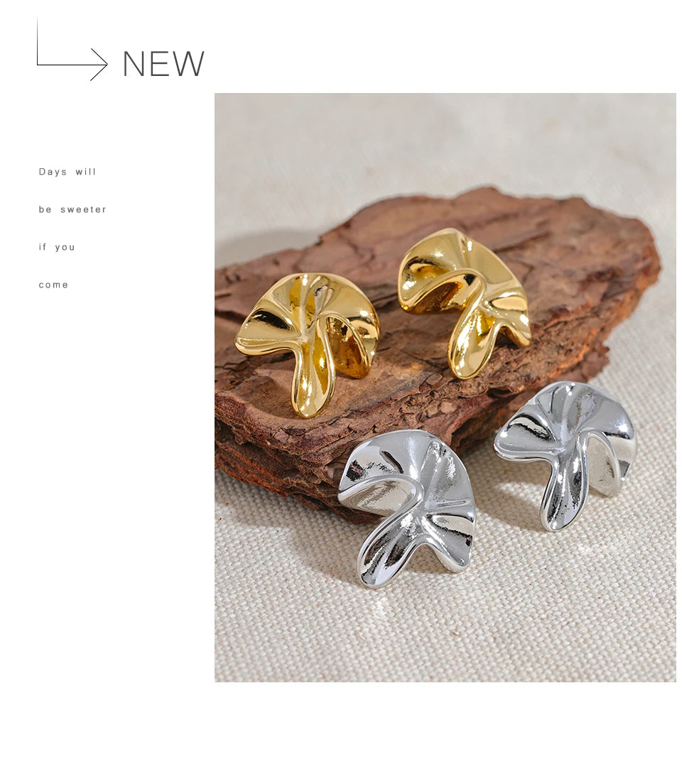 Flower earrings in gold-plated 316L stainless steel.