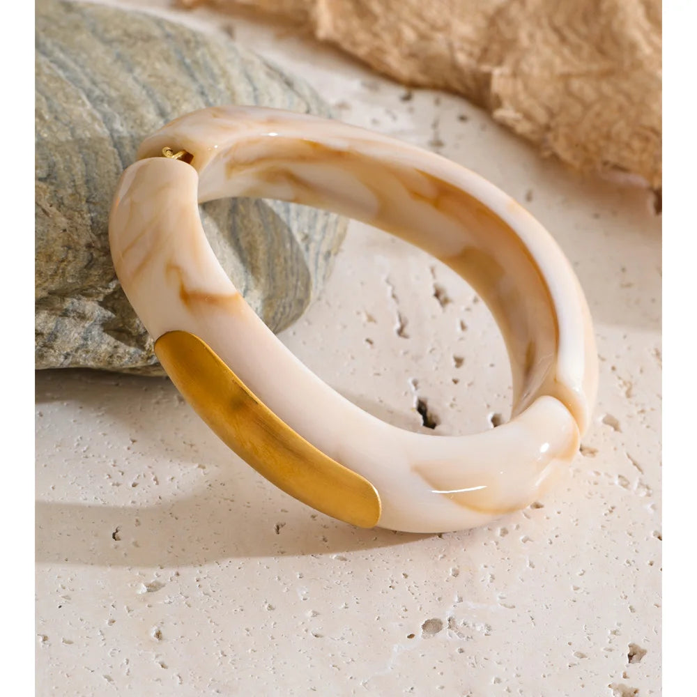 Resin acrylic geometric bracelet in gold-plated stainless steel with resin and acrylic.