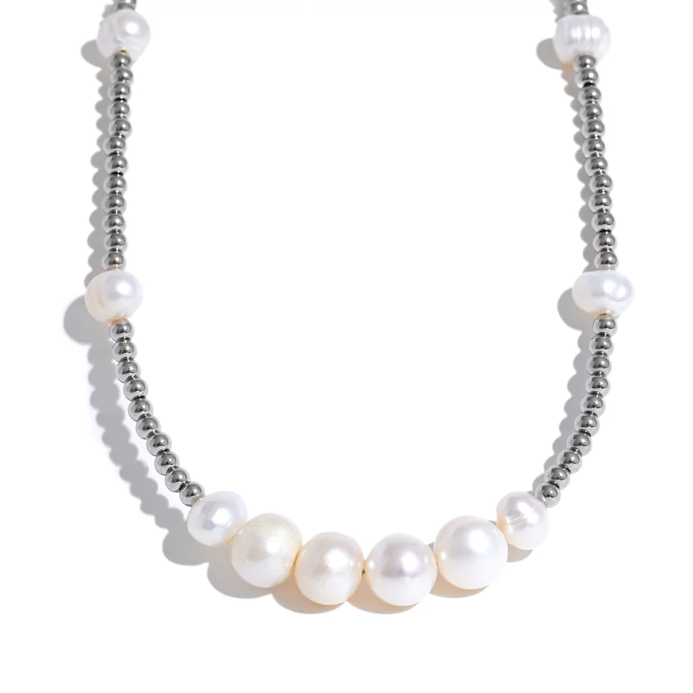 Freshwater pearl geometric necklace in gold-plated stainless steel with freshwater pearl.