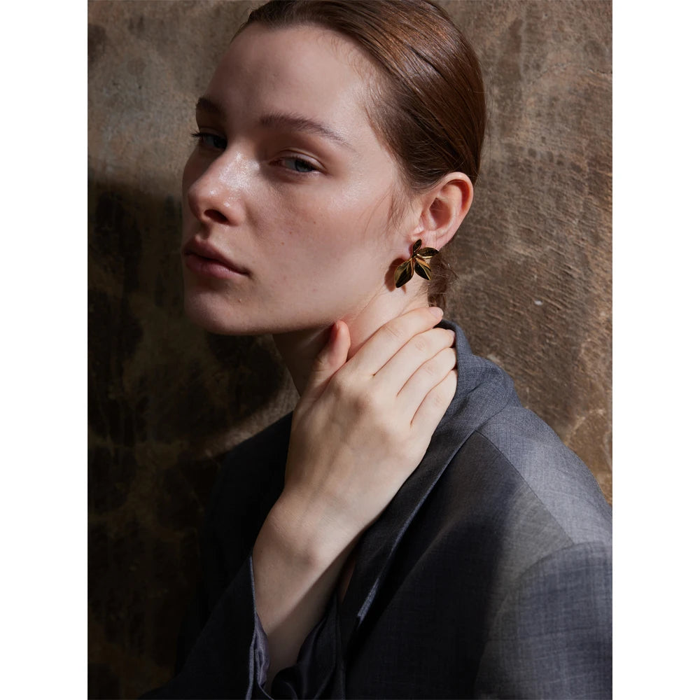 Flower geometric earrings in gold-plated stainless steel.
