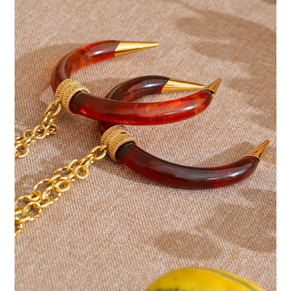 Resin geometric necklace in gold-plated stainless steel with resin.