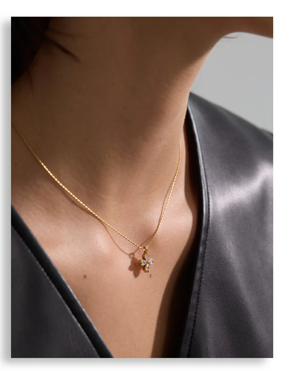 Cubic zirconia flower necklace in gold-plated stainless steel with cubic zirconia.