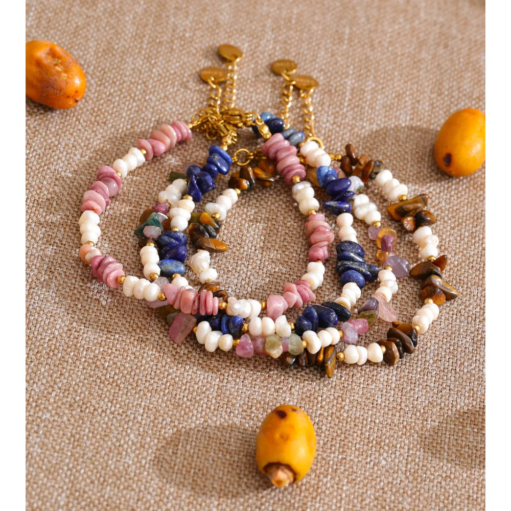 Freshwater pearl natural stone beaded necklace in gold-plated stainless steel with freshwater pearl and natural stone.