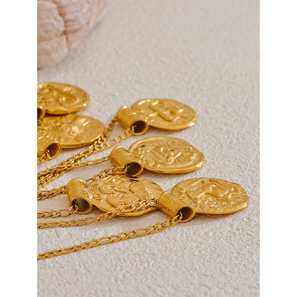 Geometric necklace in gold-plated stainless steel.