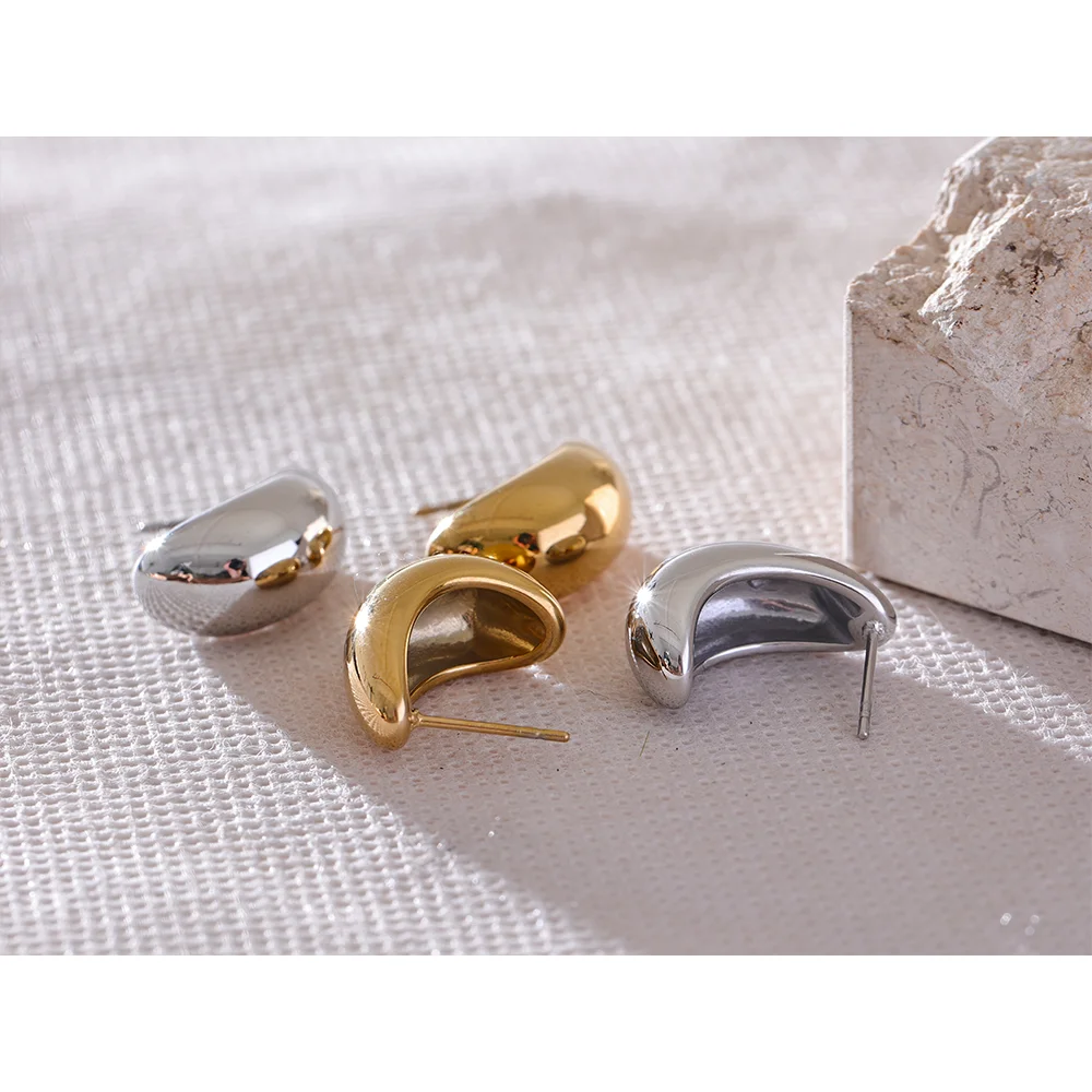 Geometric earrings in gold-plated stainless steel.