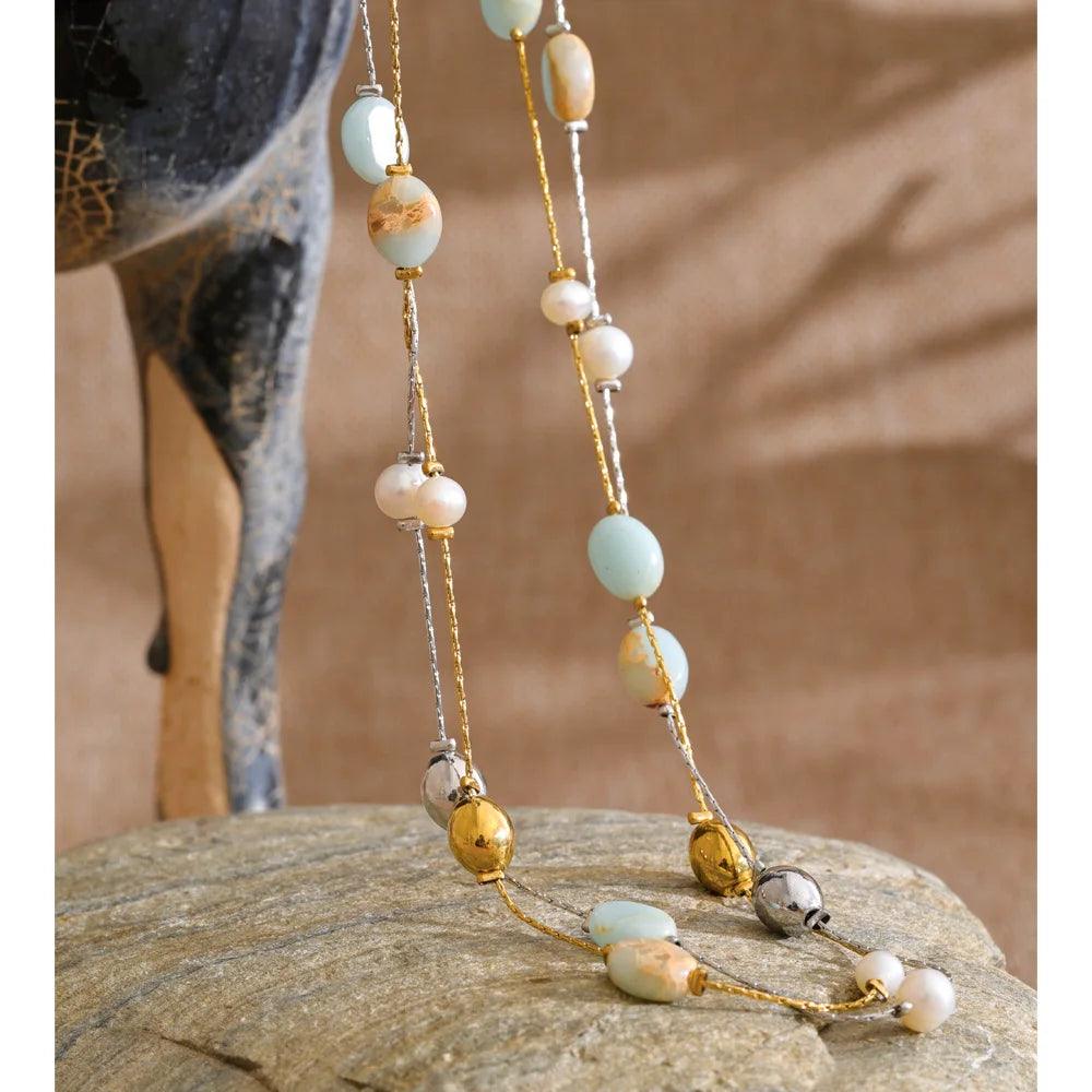 Pearl natural stone beaded necklace in gold-plated stainless steel with pearl and natural stone.