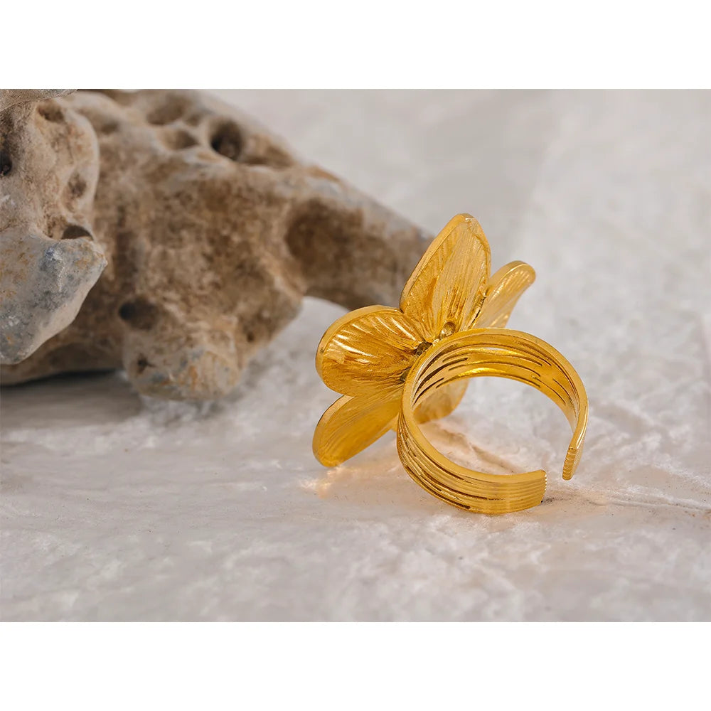 Flower geometric ring in 18K gold-plated stainless steel.