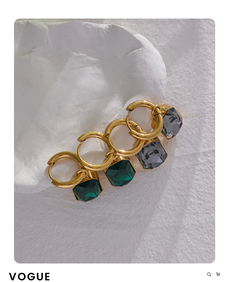 Green cubic zirconia geometric earrings in 18K gold-plated stainless steel with cubic zirconia.