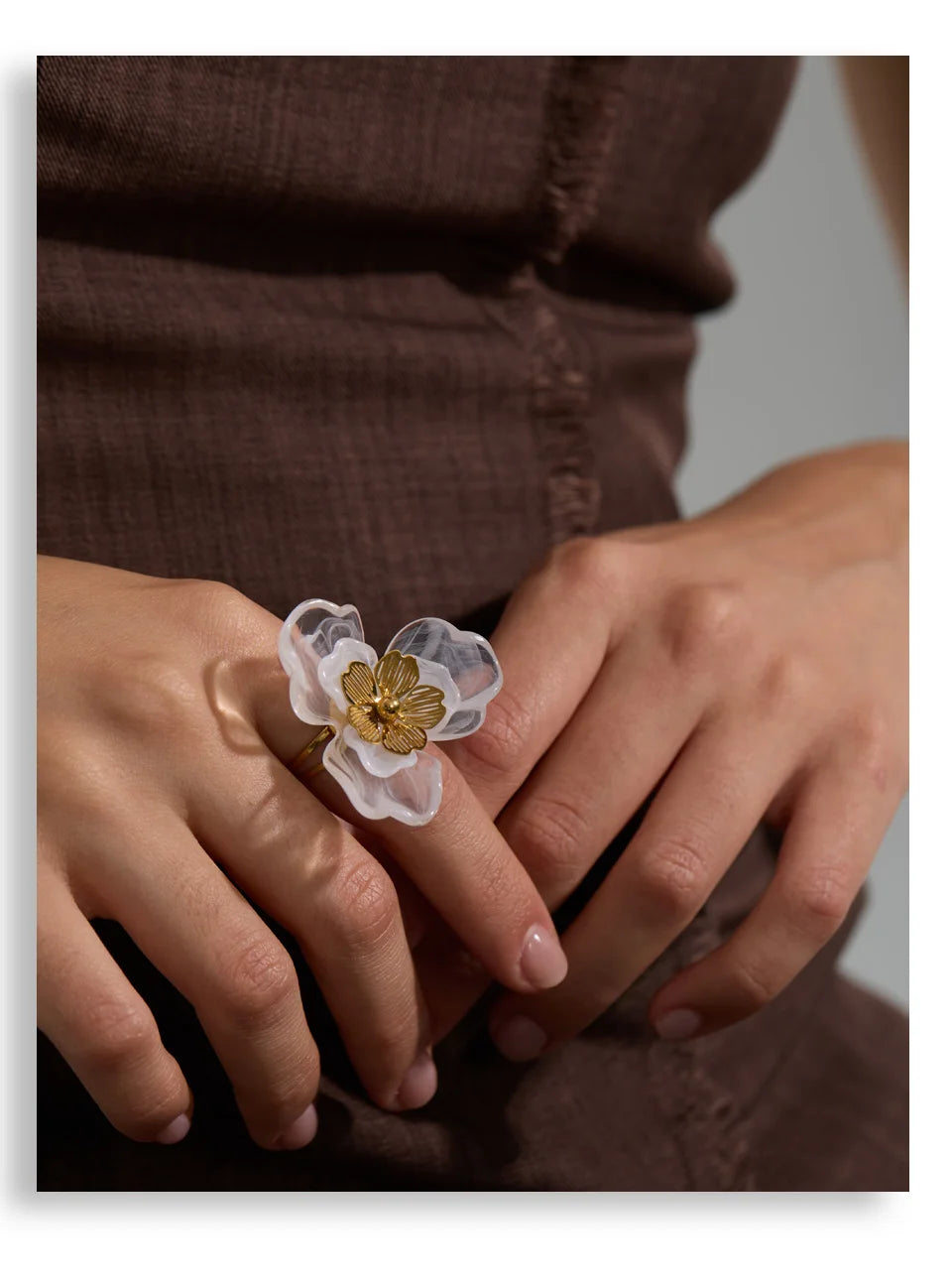 Resin flower ring in 18K gold-plated stainless steel with resin.
