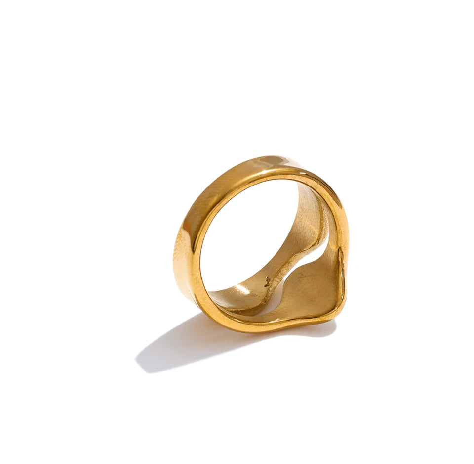 Shell geometric ring in 18K gold-plated stainless steel with shell.