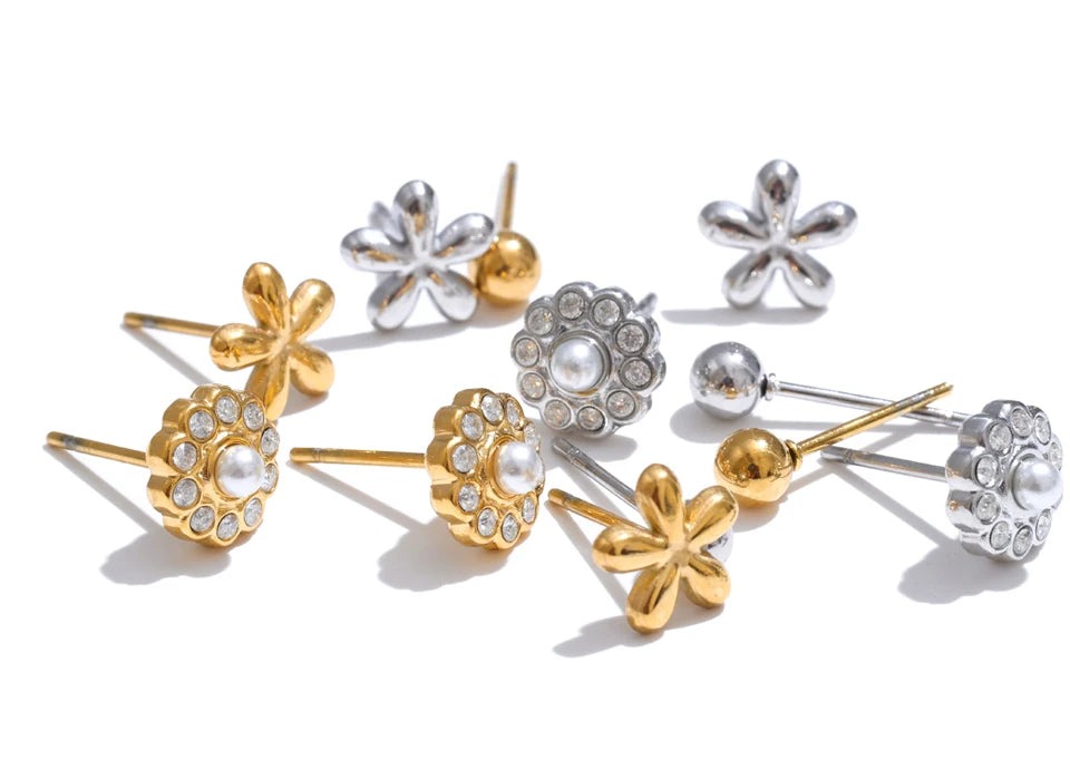 Cubic zirconia flower earrings in gold-plated stainless steel with cubic zirconia.