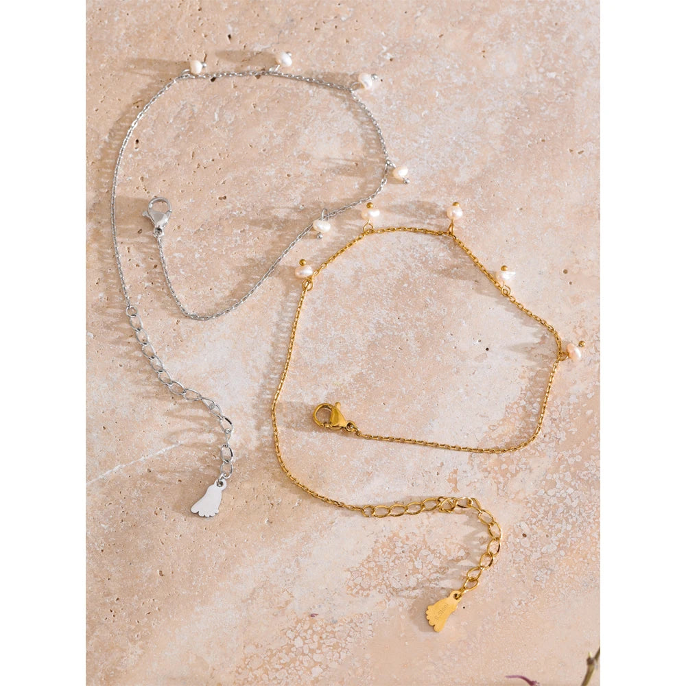 Freshwater pearl geometric chain necklace in gold-plated stainless steel with freshwater pearl.