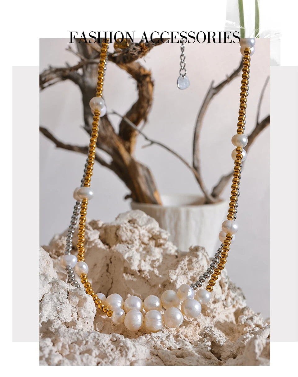 Freshwater pearl geometric necklace in gold-plated stainless steel with freshwater pearl.