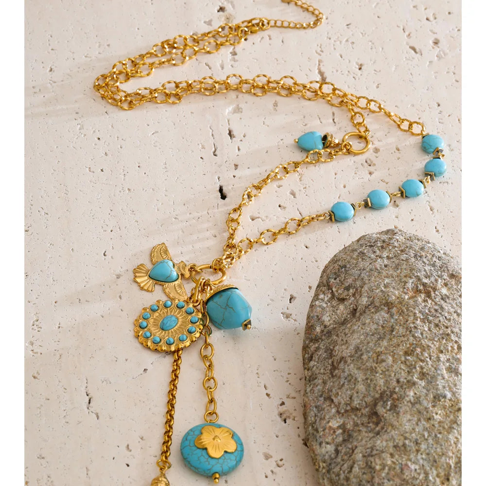 Natural stone flower geometric necklace in gold-plated stainless steel with natural stone.