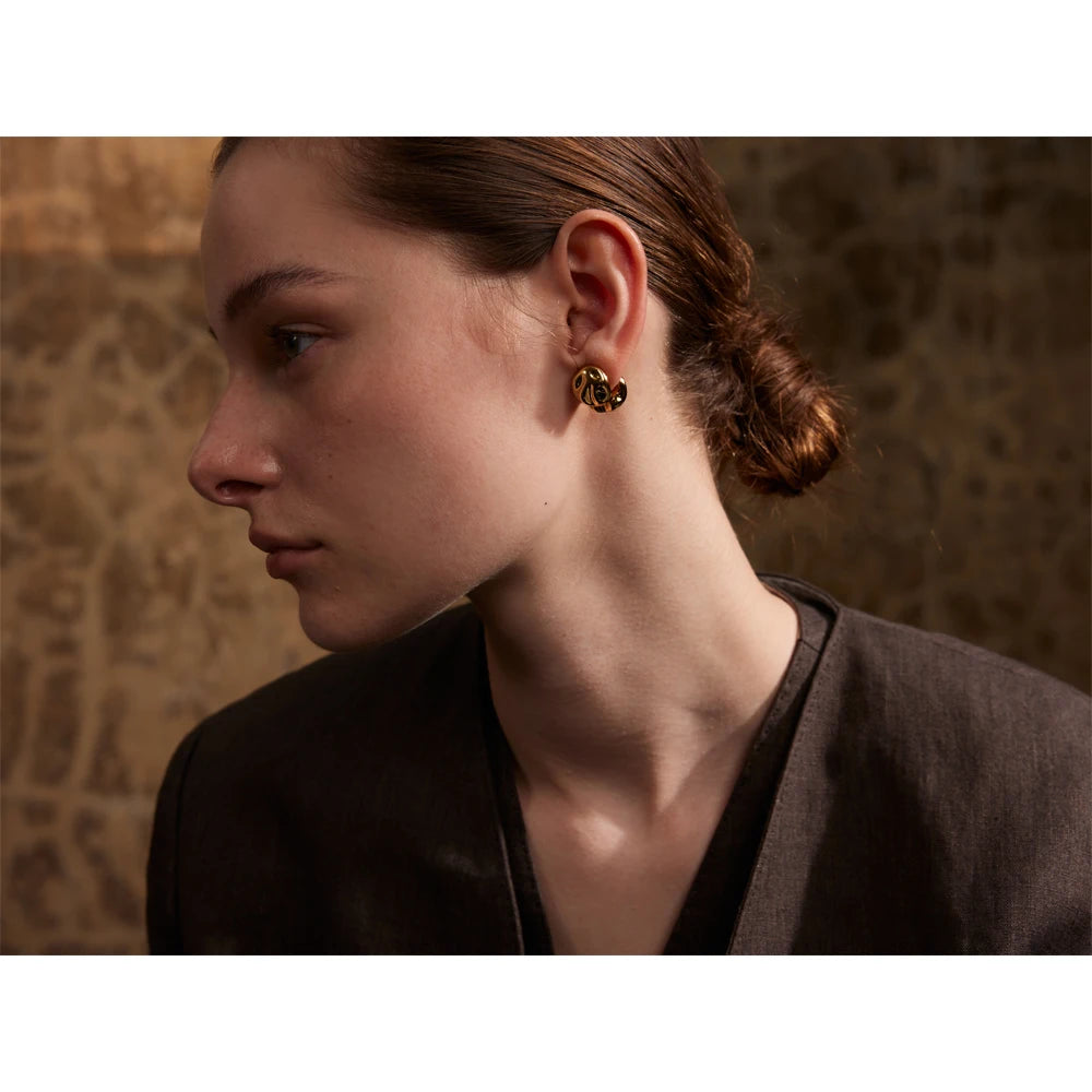 Hammered geometric earrings in gold-plated stainless steel.