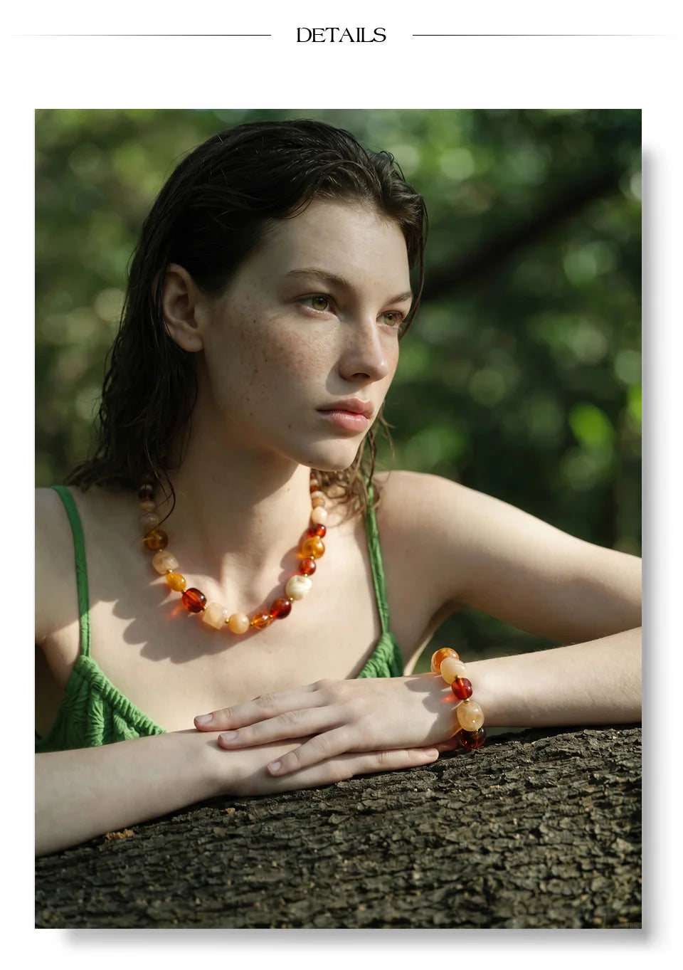 Resin acrylic beaded necklace in gold-plated stainless steel with resin and acrylic.