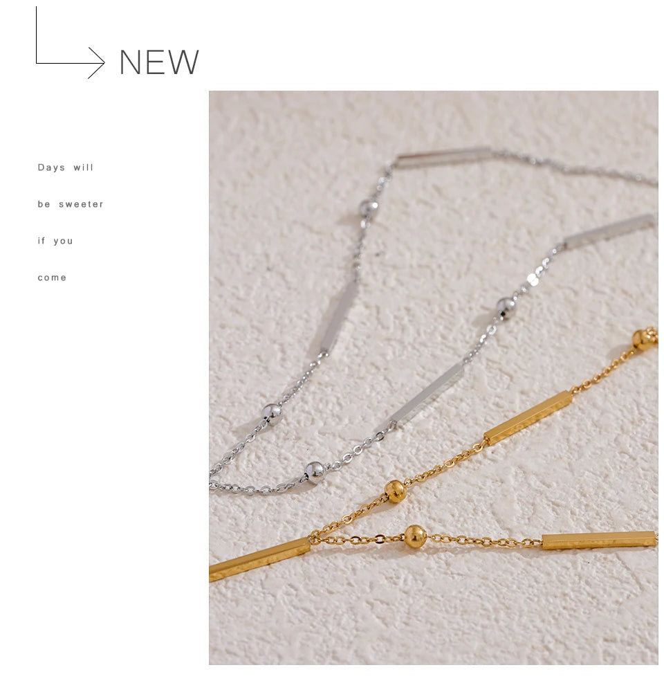 Geometric chain necklace in gold-plated 316L stainless steel.