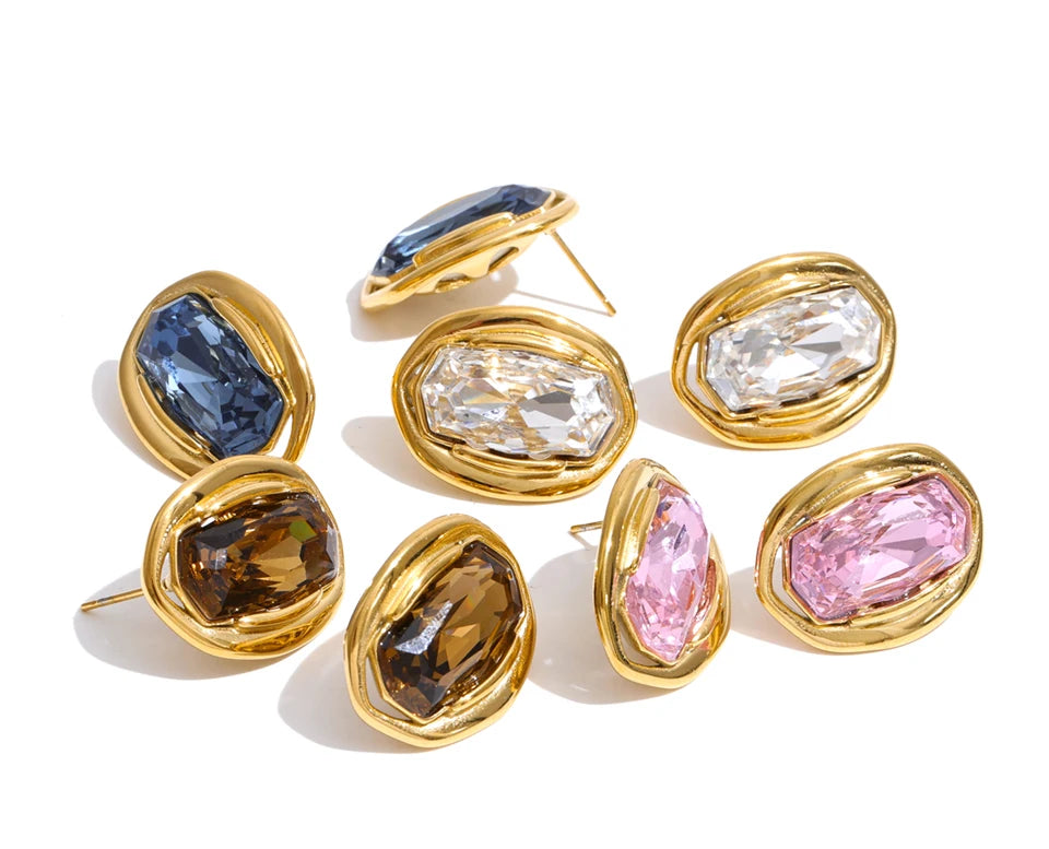 White cubic zirconia geometric earrings in gold-plated stainless steel with cubic zirconia.