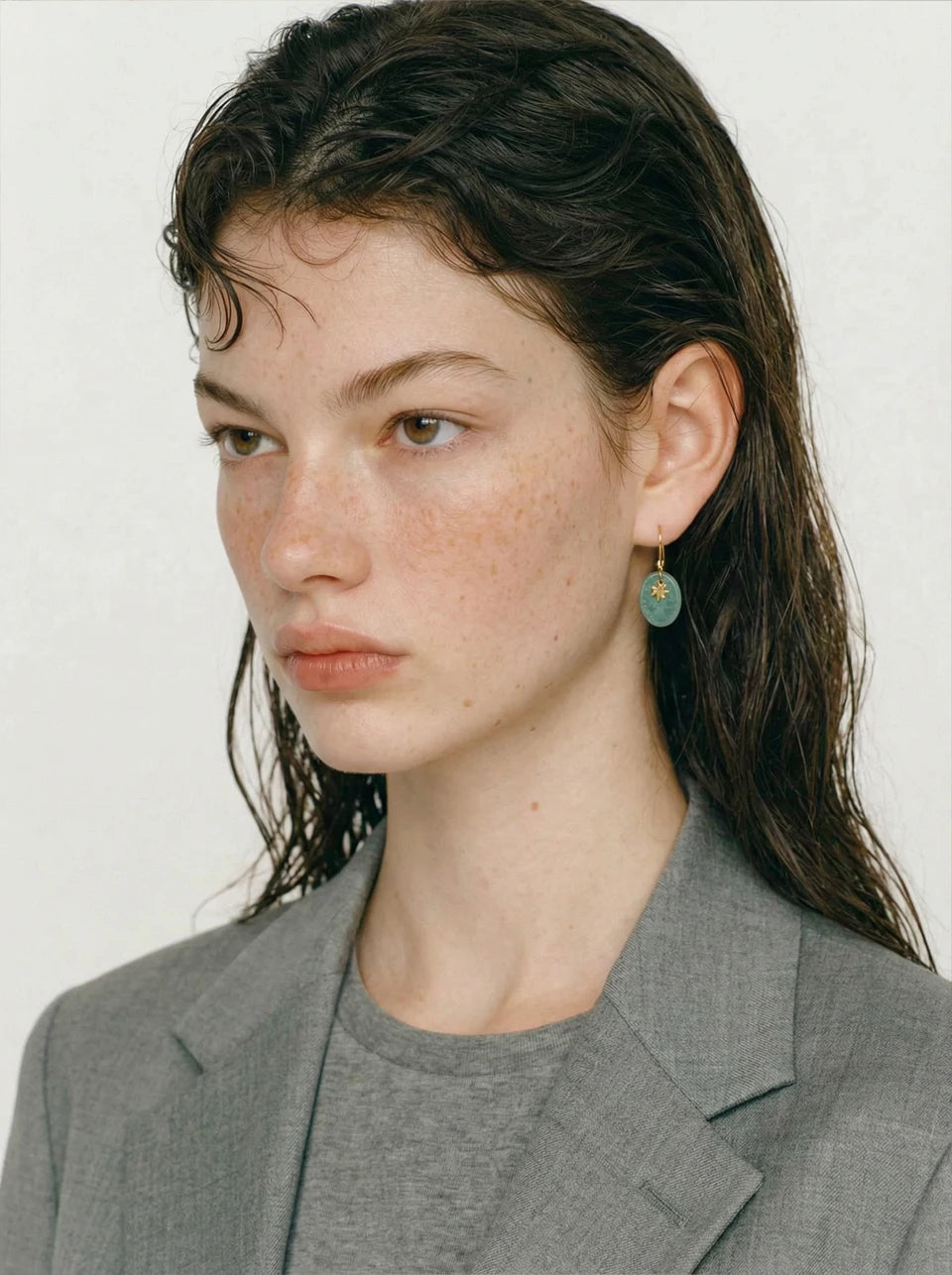 Natural stone geometric earrings in gold-plated stainless steel with natural stone.