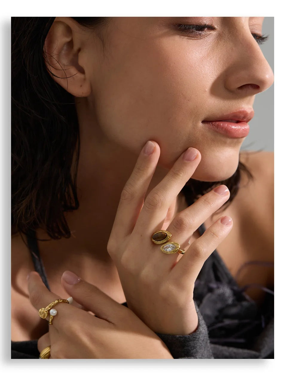 Cubic zirconia geometric ring in 18K gold-plated stainless steel with cubic zirconia.